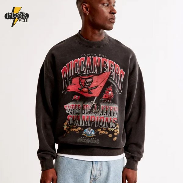 Tampa Bay Buccaneers Graphic Crew Sweatshirt