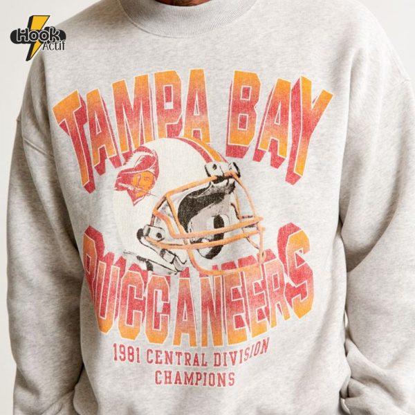 Tampa Bay Buccaneers Graphic Crew White Sweatshirt